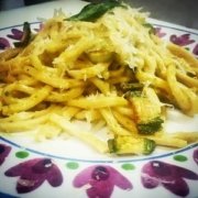 Pici con zucchine fritte e provolone